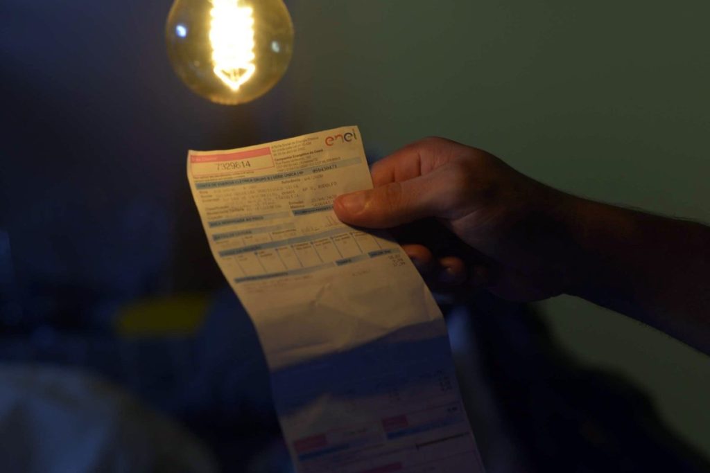 Aneel mantém bandeira vermelha patamar 2 nas contas de luz em agosto