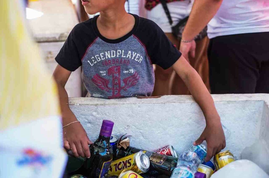Criança ajuda na venda de bebida alcóolica na rua | © Débora Klempous/Divulgação
