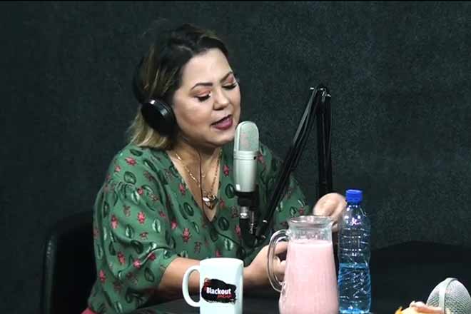 Dra. Lenalda hipnotiza apresentadores do Blackout Podcast