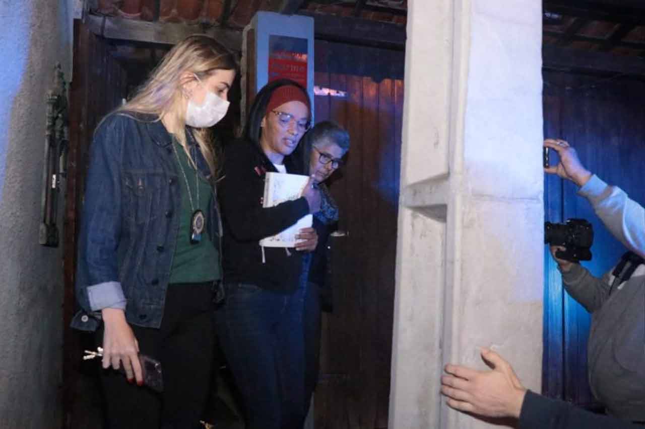 Flordelis sendo presa