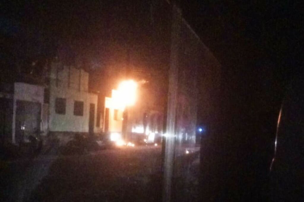 Poste pega fogo e deixa moradores sem energia em União dos Palmares