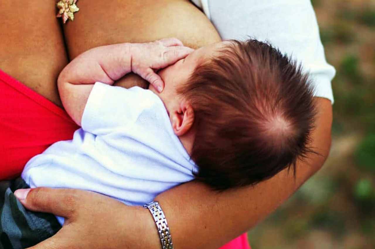 Mulher amamenta recém-nascido | © Reprodução/Bebê Mamãe