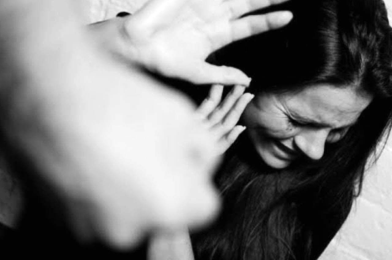 Mulher sendo agredida por homem | © Imagem meramente ilustrativa