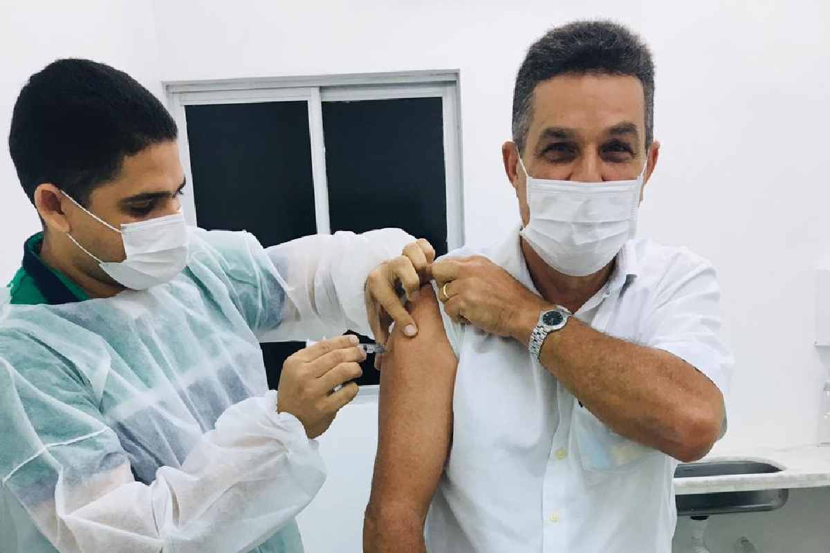 Neno Freitas, prefeito de Branquinha sendo vacinado contra a Covid-19 – © Assessoria