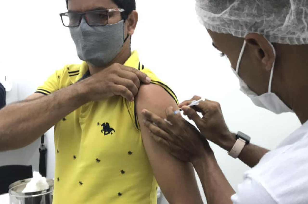 Homem sendo vacinado contra a Covid em Branquinha – © Assessoria 