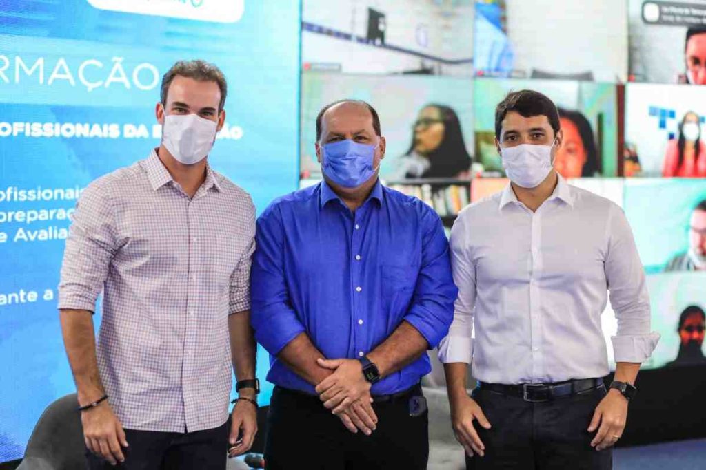 Olavo Neto assina termo de adesão do Programa Escola Nota 10