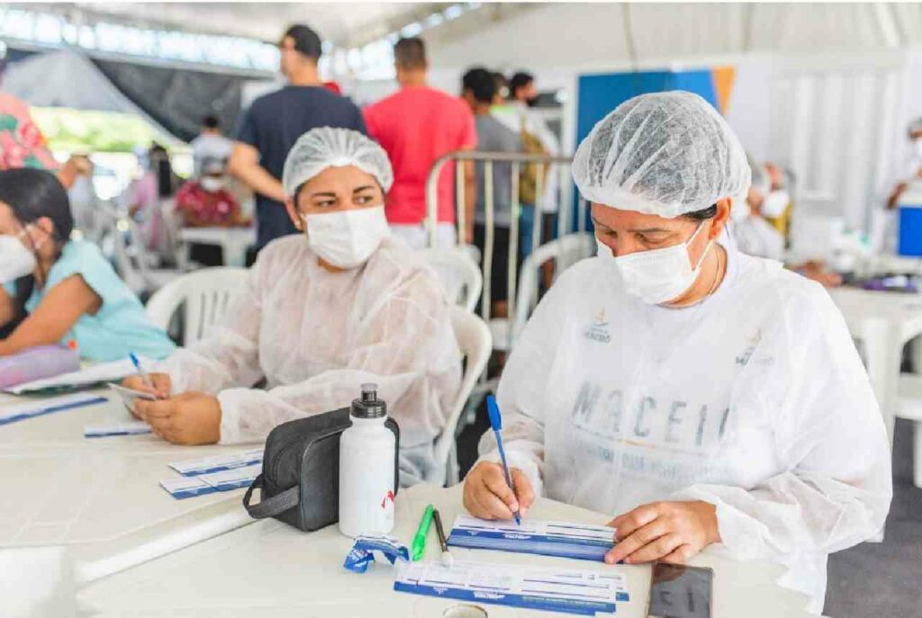 Profissionais da saúde preparando ficha cadastral para vacinação – © Gabriel Moreira