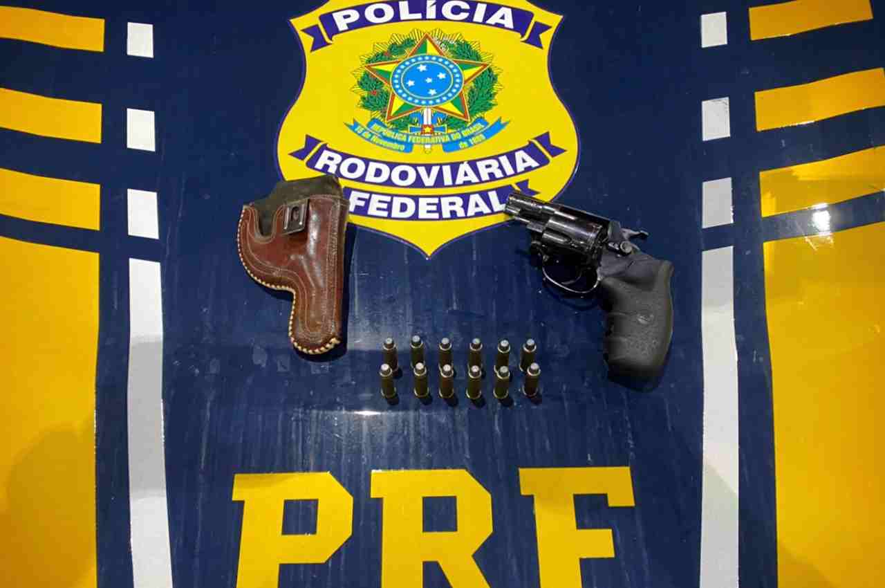 O revólver calibre 38, com 12 munições, foi encontrado em uma bolsa no banco traseiro do carro | © PRF