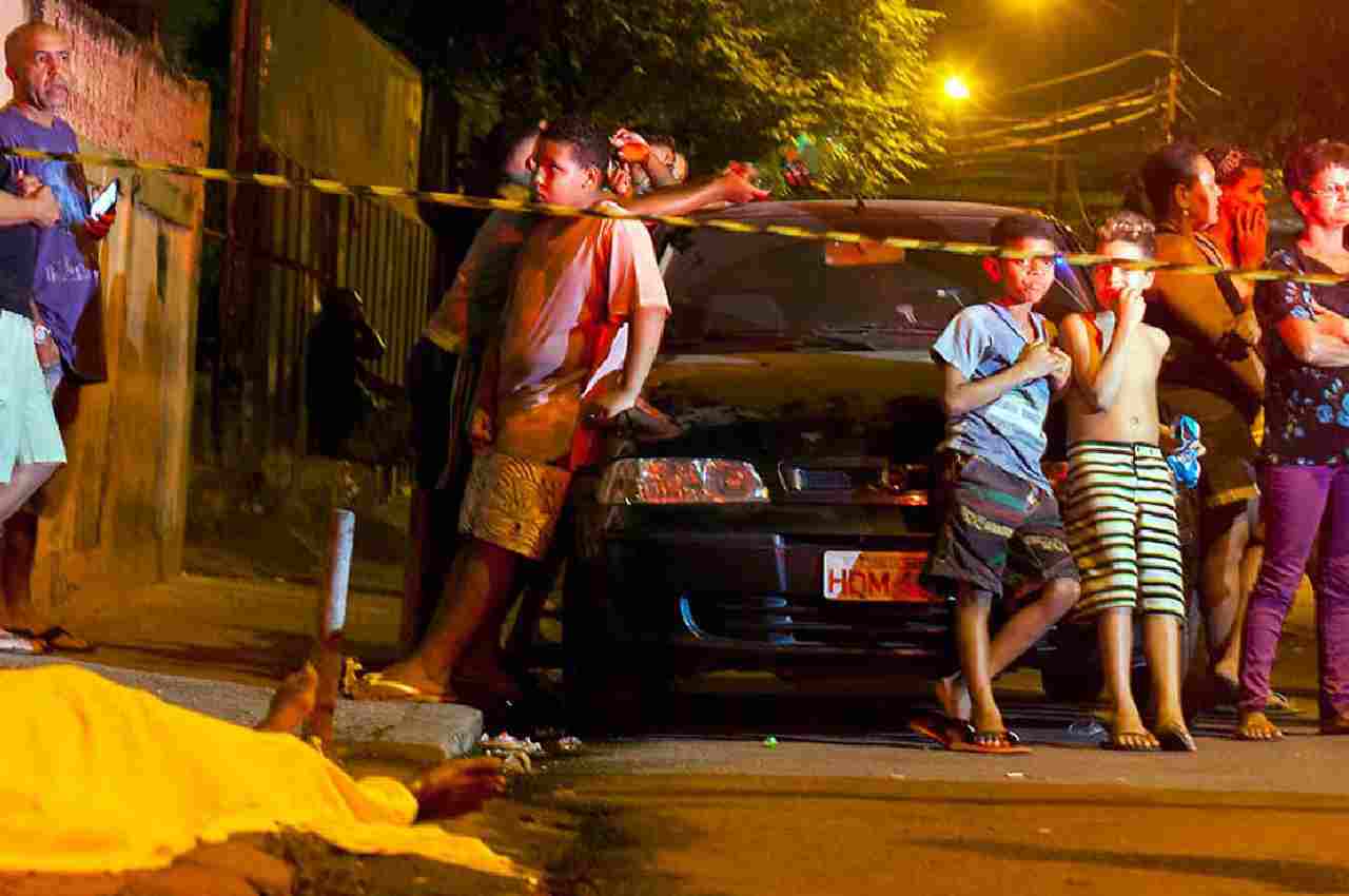 Populares, incluindo crianças, observam cena de homicídio | © Egberto Nogueira/VEJA