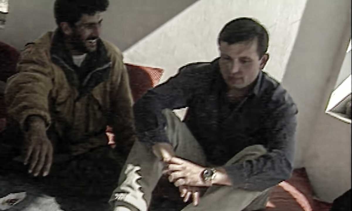 Roberto Cabrini sentado após ser interrogado pelo talibã - @ SBT