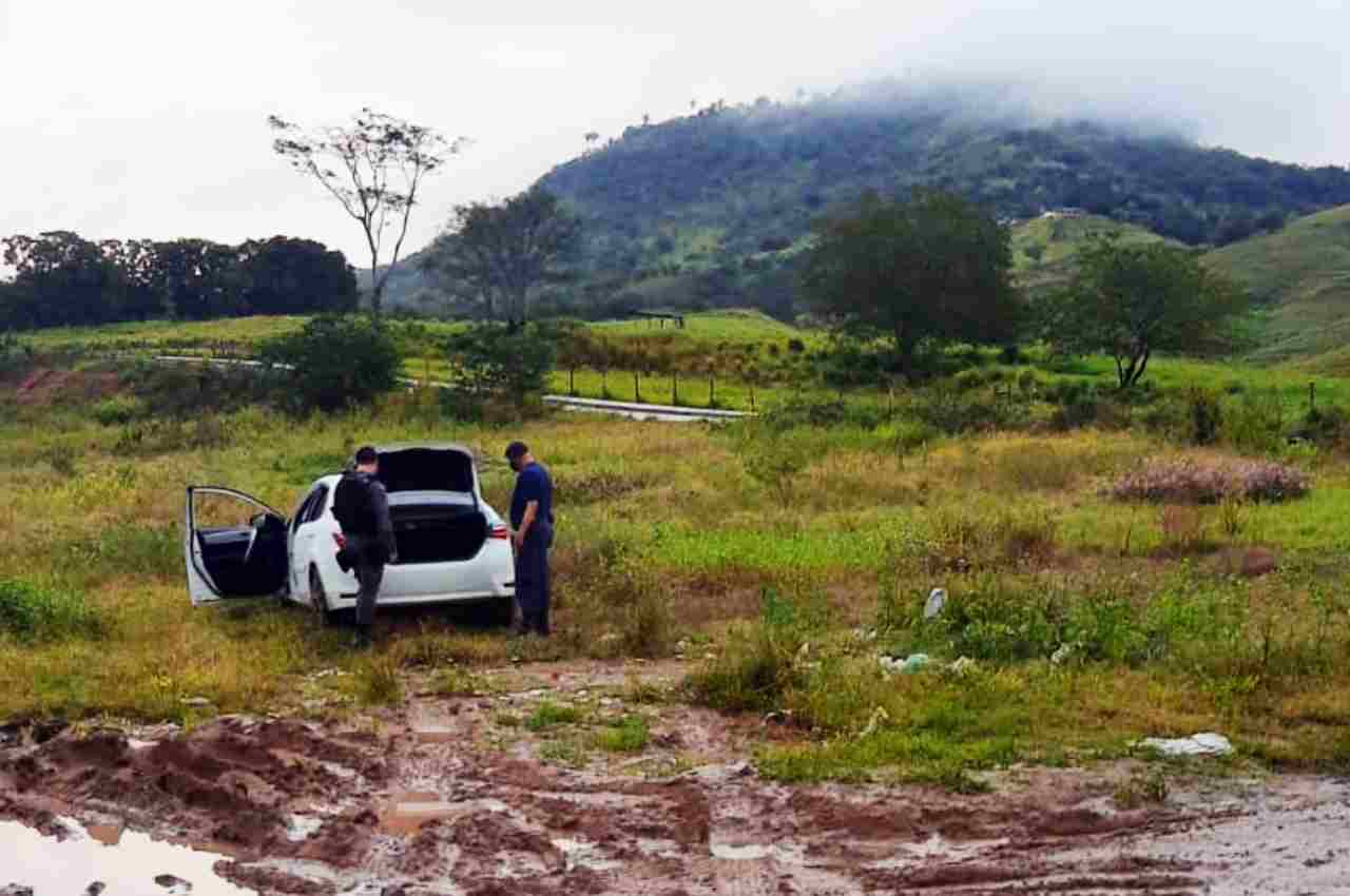 Veículo foi encontrado abandonado na zona rural de União dos Palmares | © Cortesia ao BR104