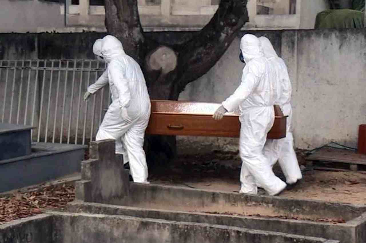 Vítima de Covid-19 sendo sepultada | © Eduardo Dias/TV Gazeta