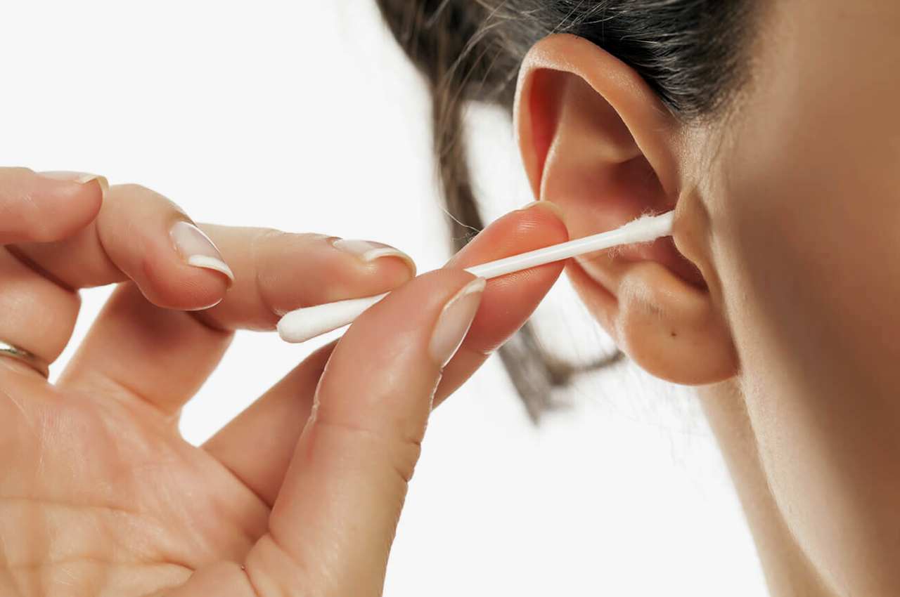 A utilização de cotonetes para limpar os ouvidos é, ainda e infelizmente, um hábito muito enraizado junto dos brasileiros | © Reprodução/Ilustração