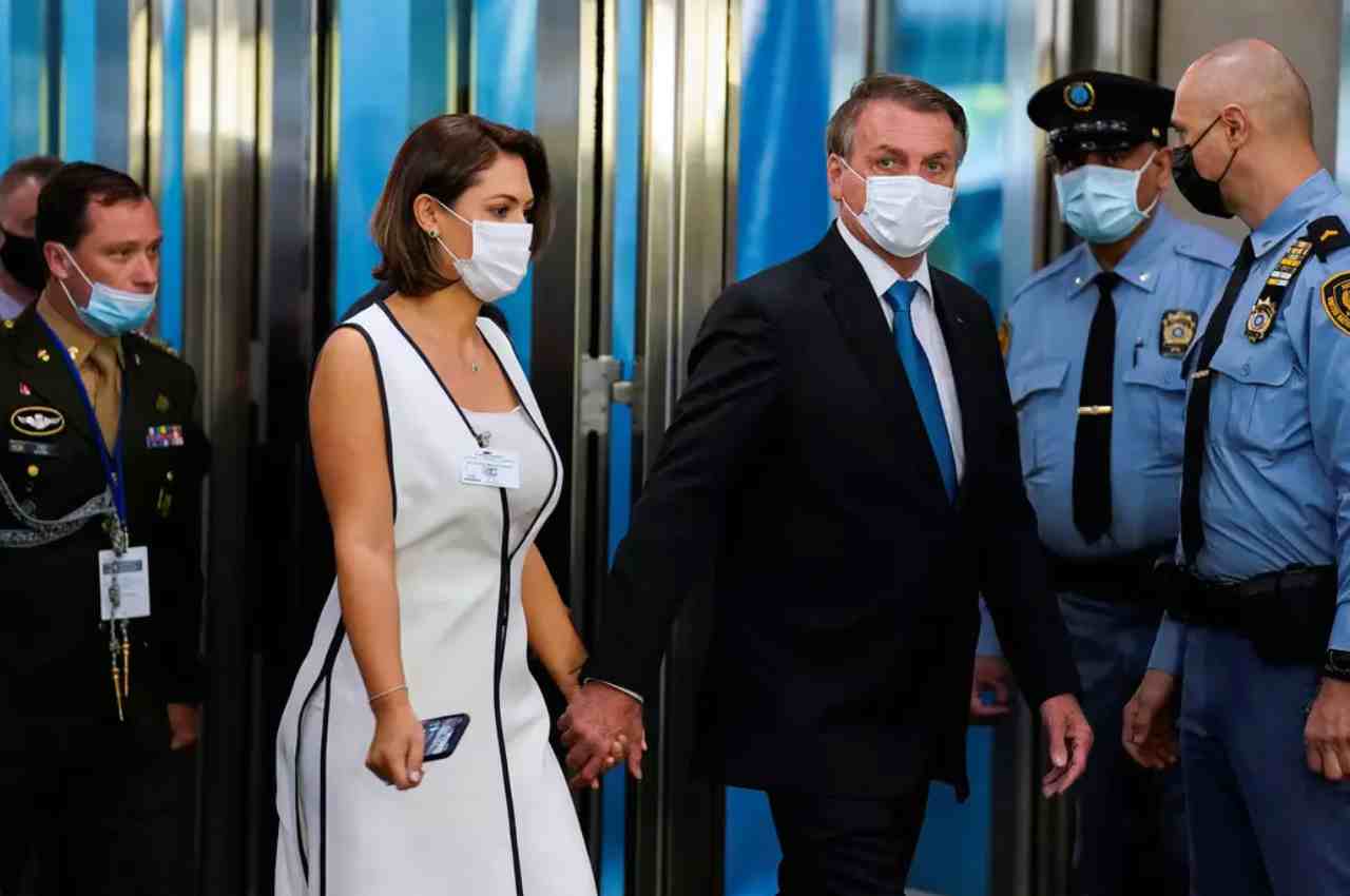 Bolsonaro e a primeira-dama Michelle chegam à sede da ONU em Nova York | © Reuters/John Minchillo