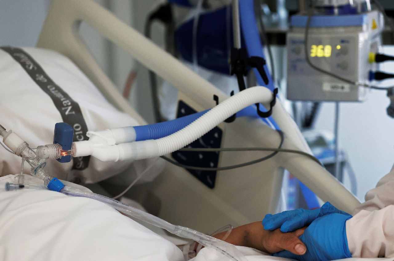 Enfermeira atende um paciente internado na UTI do Complexo Hospitalar de Navarra, na Espanha, em 15 de abril | © Jesús Diges/EFE