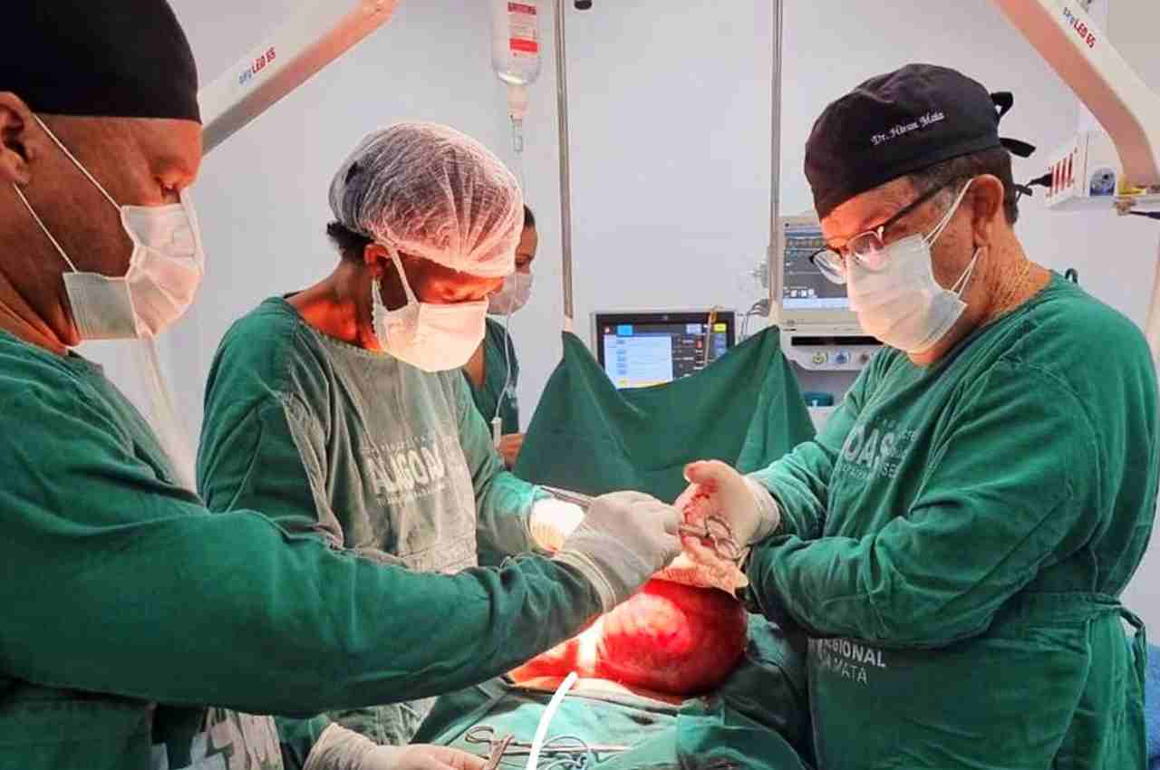 Médicos durante realização de cirurgia para remoção de mioma "gigante" | © Reprodução