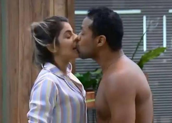 A Fazenda 13: Internet quer expulsão de Nego do Borel por “beijo forçado”