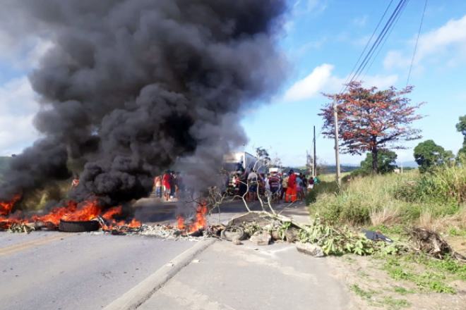 Os manifestantes atearam fogo em pneus e galhos | © Cortesia ao BR104