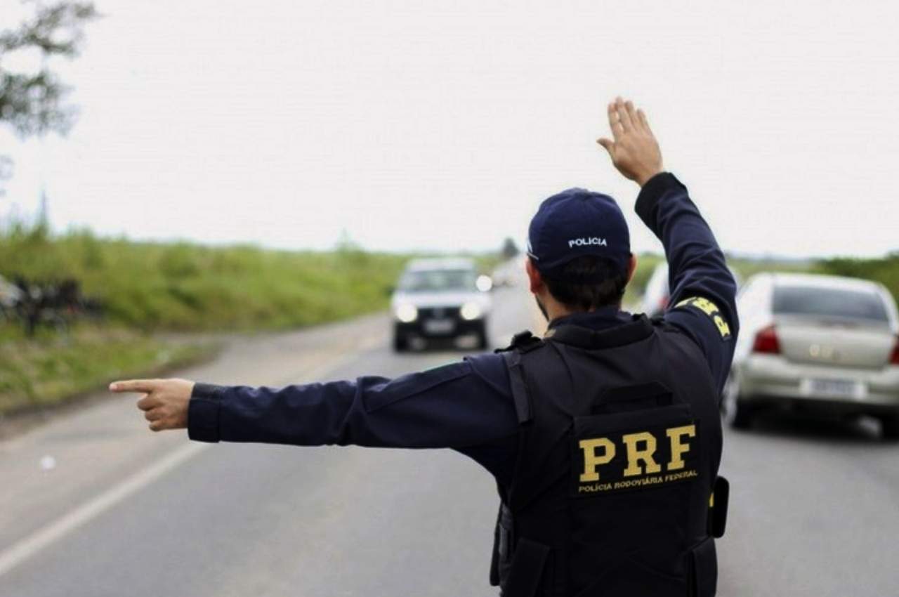 PRF durante fiscalização em rodovia federal | ↑ © PRF/AL