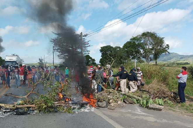 PRF's conversam com manifestantes e negociam liberação da rodovia | © PRF