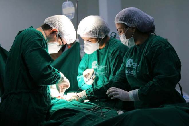 Paciente sendo submetida a cirurgia no Hospital Metropolitano