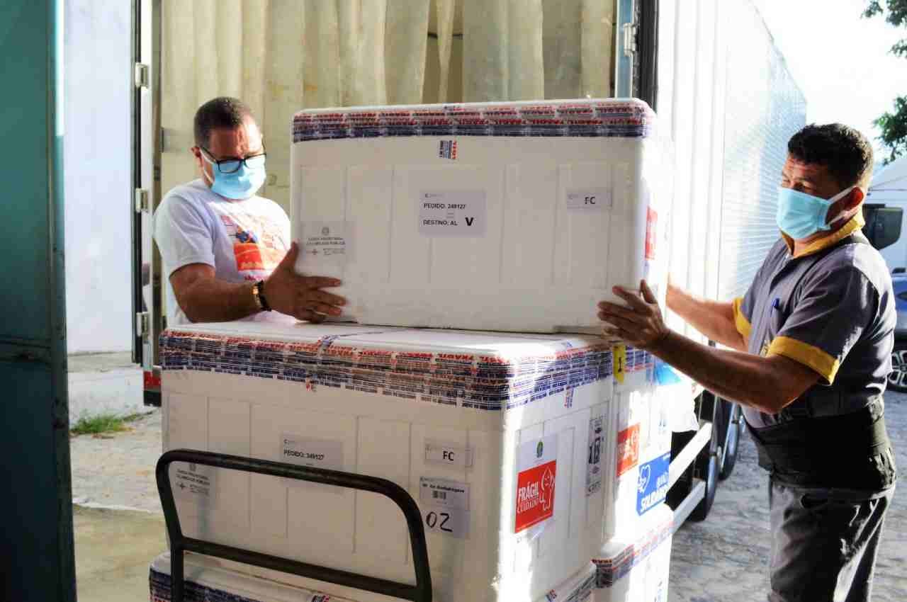 São 34.800 doses da CoronaVac e 19.890 da Pfizer enviadas pelo Ministério da Saúde | © Secom Alagoas