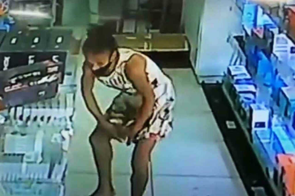 Vídeo mostra mulher furtando loja e escondendo produto nas partes íntimas