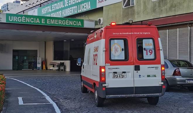 Ambulância na porta de hospital - @reprodução