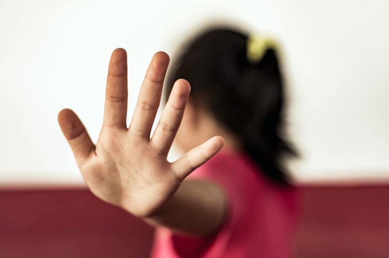 Criança faz gesto de negativa com as mãos | © Shutterstock