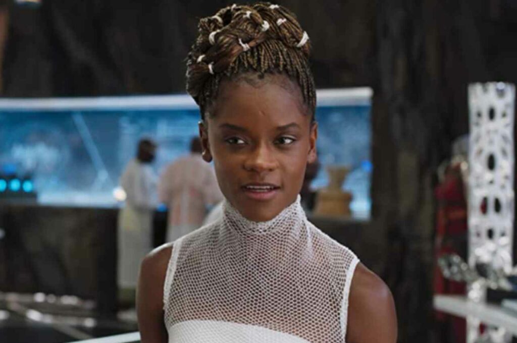 Atriz de Pantera Negra é acusada de propagar ideias antivacina em sets de filmagem