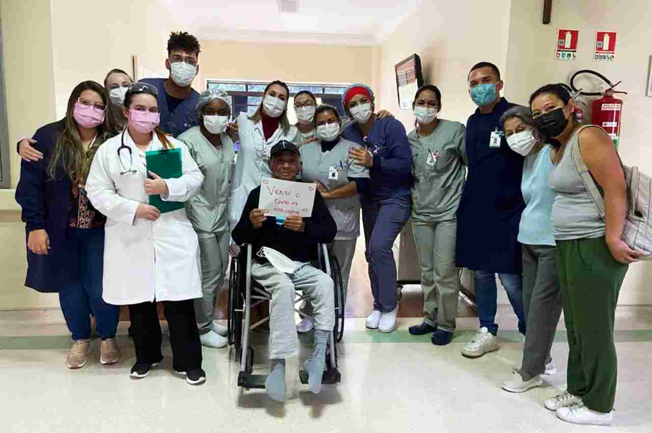 Carlos Massatoshi Higa posa com equipe do Hospital São Camilo e familiares | © Arquivo Pessoal