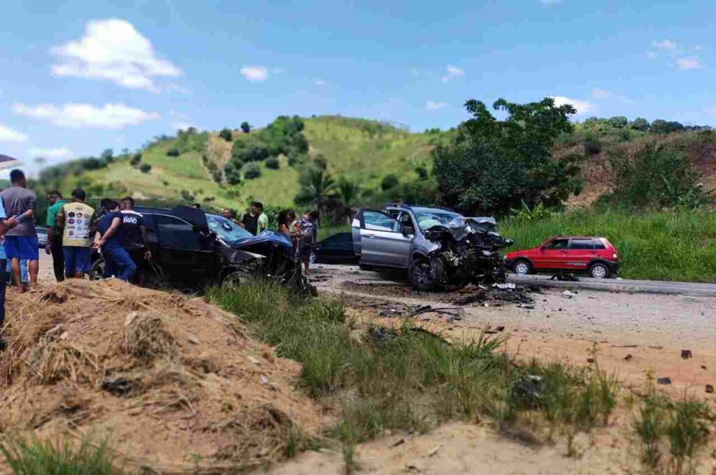 Colisão frontal entre carros deixa um morto e seis feridos em Joaquim Gomes