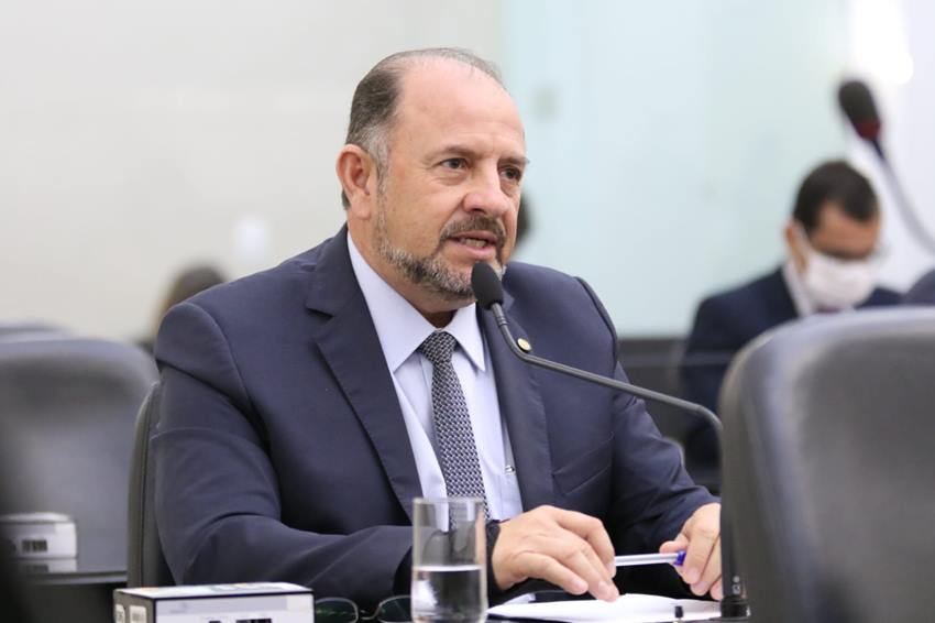 Deputado Antônio Albuquerque rebate acusações de prefeito de Limoeiro de Anadia