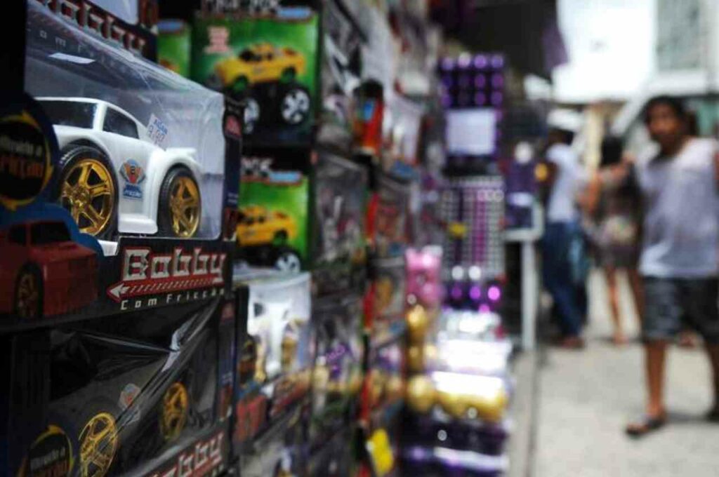 Pessoas fazendo compras em loja de brinquedos | © Fernando Frazão/Agência Brasil