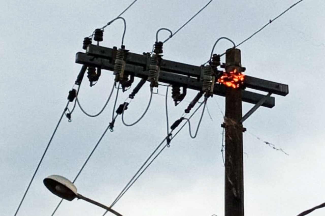 Fiação elétrica de poste em chamas | © Imagem Ilustrativa