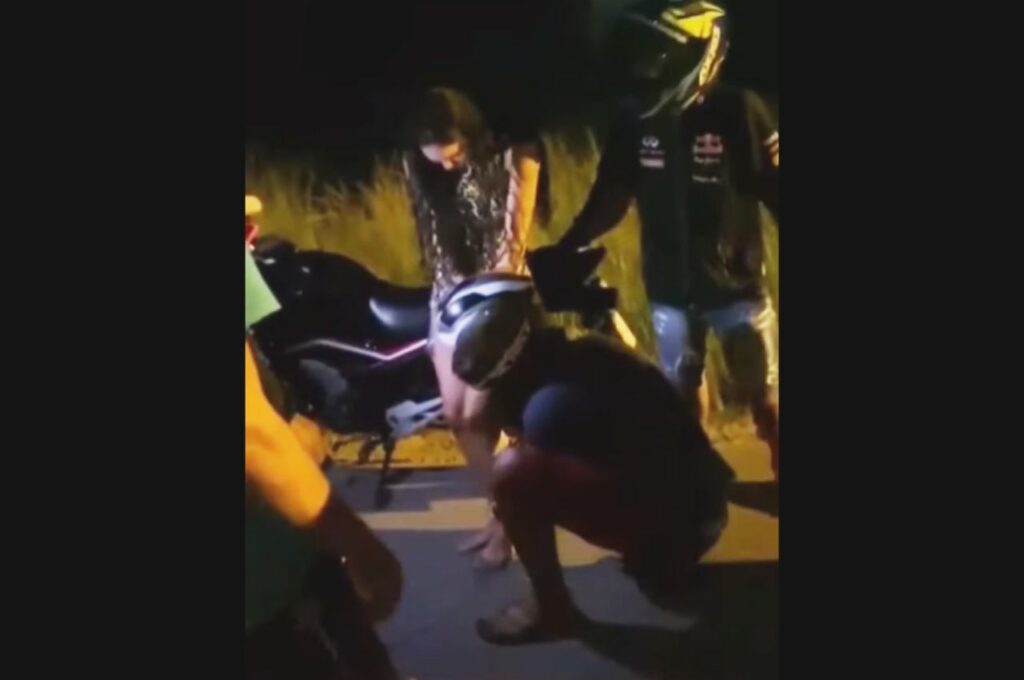 Jovem foi encontrada amarrada na garupa de moto na Pescaria | © Reprodução