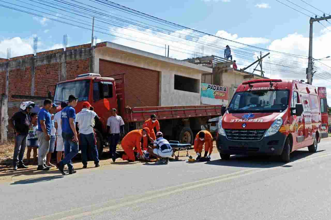 Motociclista fica ferido após bater na traseira de caminhão em União dos Palmares | © Oziel Nascimento/BR104