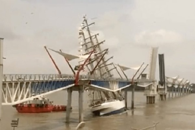 Momento em que o navio bateu na ponte – © Reprodução 