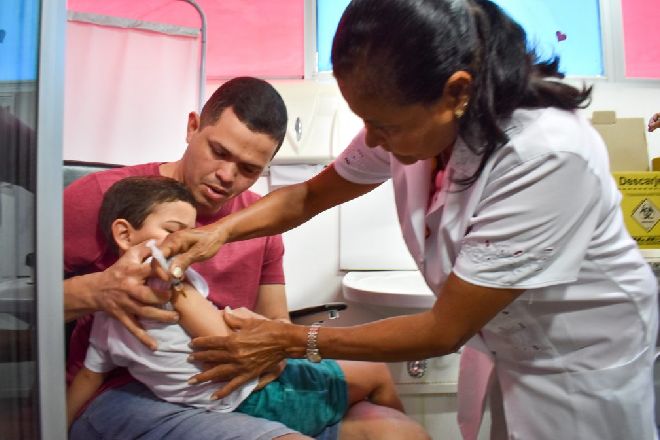 Enfermeira vacinando criança – © Assessoria 
