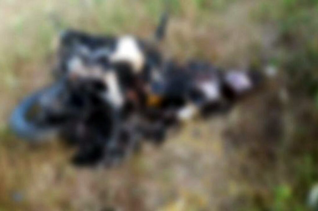 Motociclista é encontrado carbonizado em campo de futebol