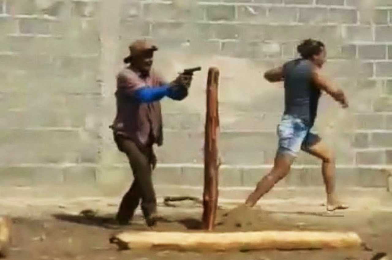 Vídeo mostra momento em que idoso atira contra o próprio irmão | © Reprodução