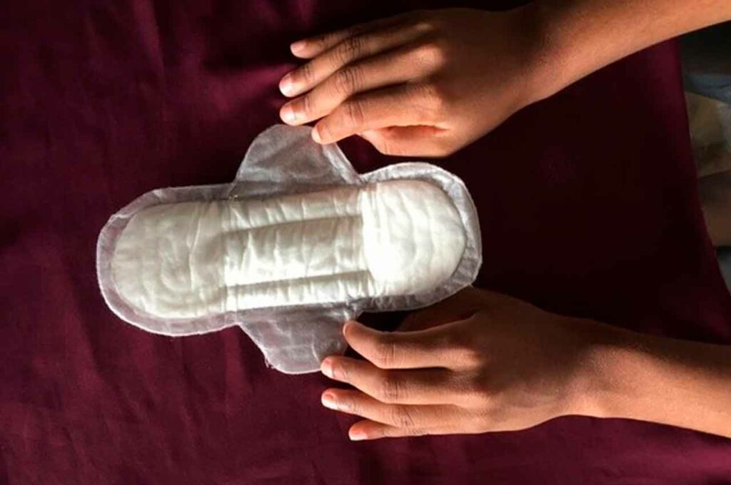 Policial é presa após lavar a farda suja de menstruação