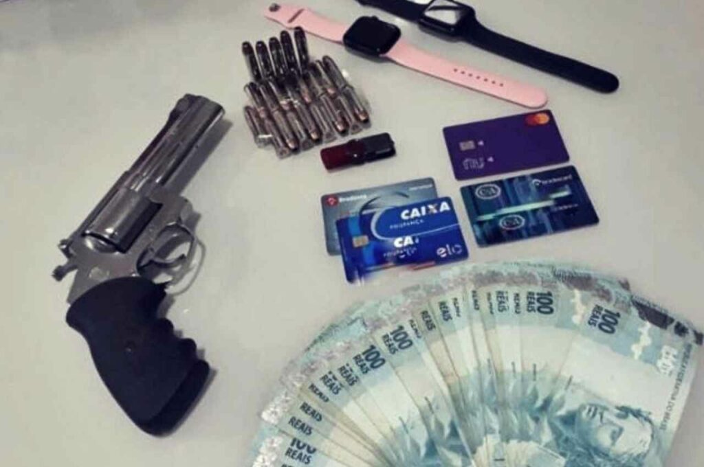 ‘Vida fácil’: Bando que fraudou quase R$ 10 mi de auxílio é preso em operação da PF