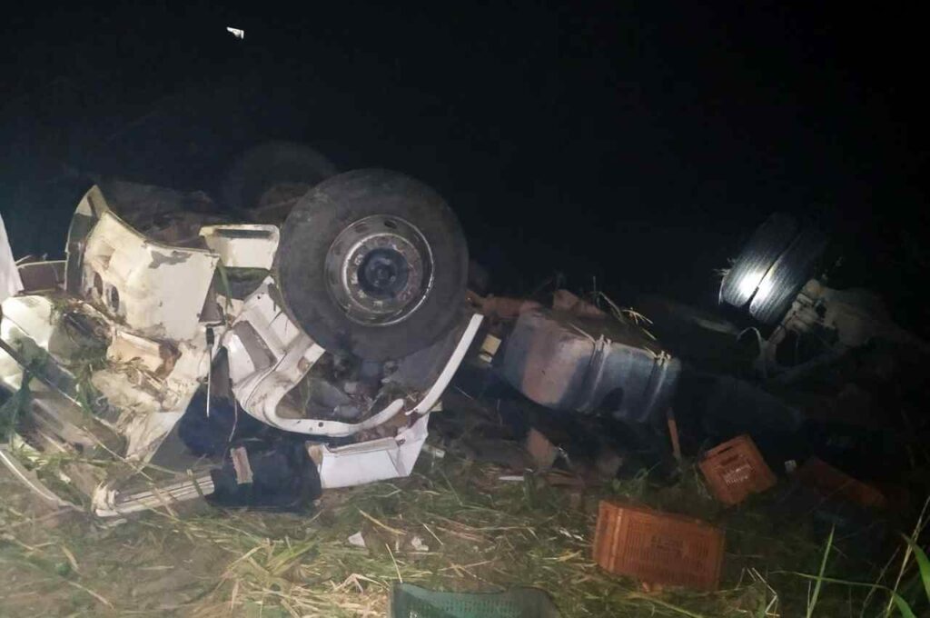 Motorista pula de caminhão antes de capotar na BR-104, em São José da Laje