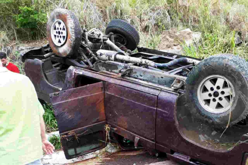 Motorista perde controle do carro e capota na BR-104, em União dos Palmares