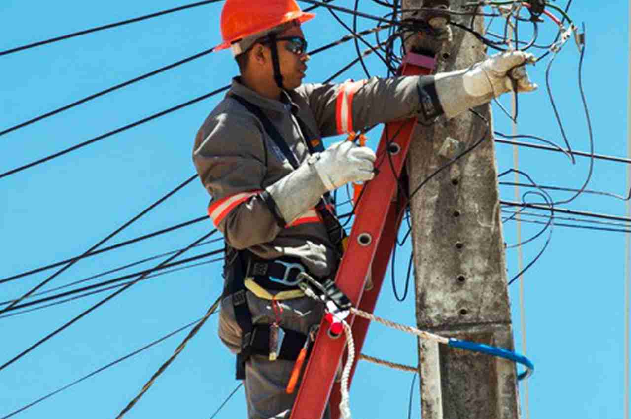 Funcionário da Equatorial realiza manutenção em rede elétrica | © Ilustração/Reprodução