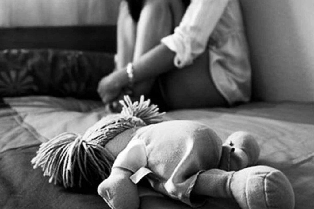 Criança estuprada pelo pai pede socorro à mãe pelo WhatsApp: “Abusou de mim de novo”