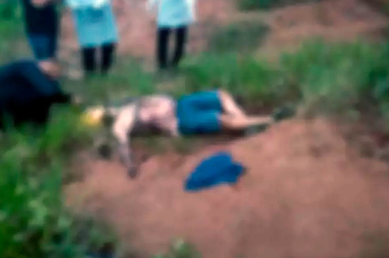 Investigadores e peritos ao lado do corpo da vítima | © Direto das Ruas