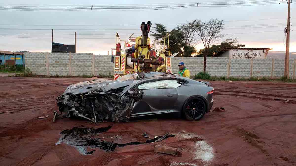 Jaguar ficou com a frente destruída — Foto: Camila Falabela/TV Globo  