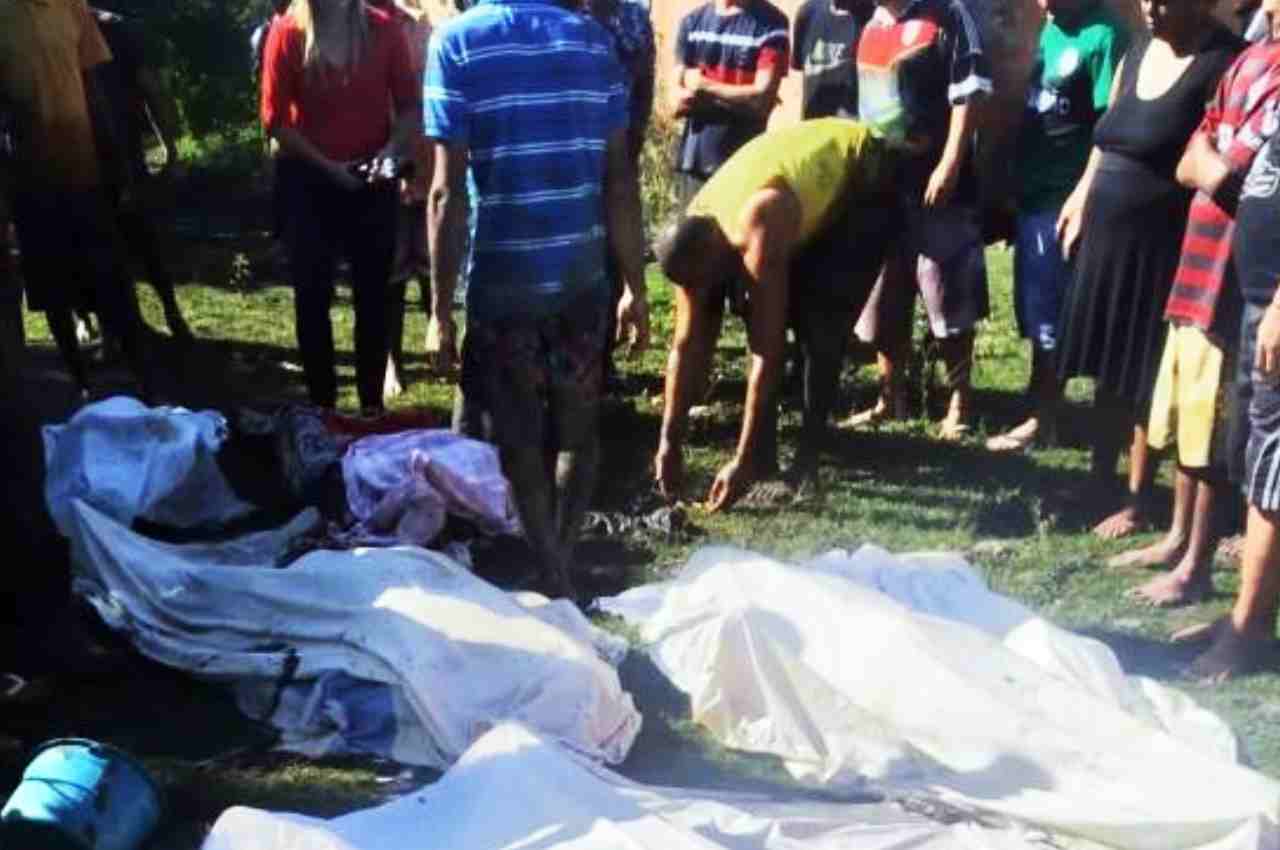 Moradores recolheram nove corpos numa área de mangue, no Complexo do Salgueiro, no Rio | © Reprodução